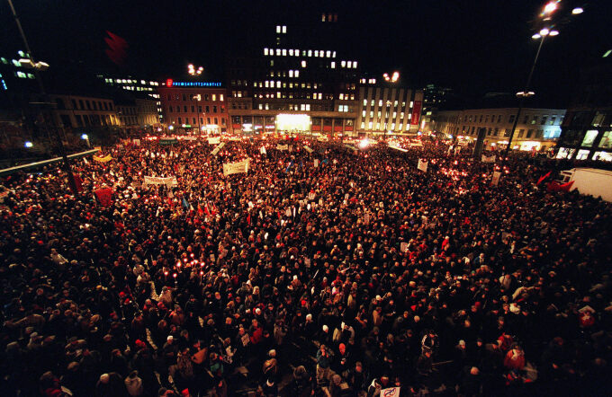 Over 40 000 deltok i fakkeltoget i 2001. Foto: Jarl Fr. Erichsen, NTB